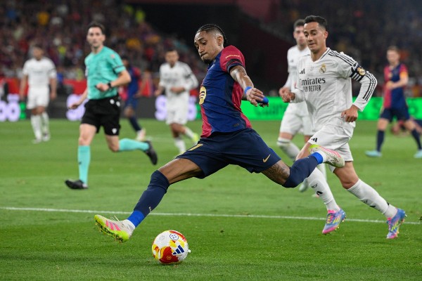 前锋突破射门锁定胜利